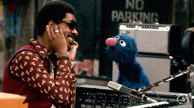 stevie_wonder_sesame_street_1973_elvis_bbc_commercial-1-970x544